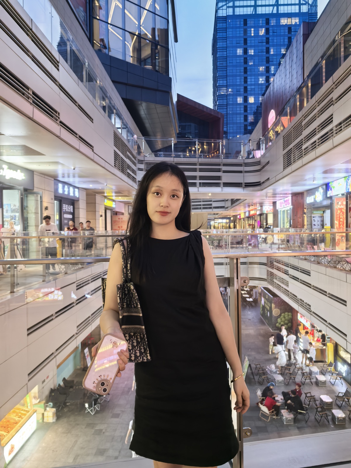 穿黑色裙子的她