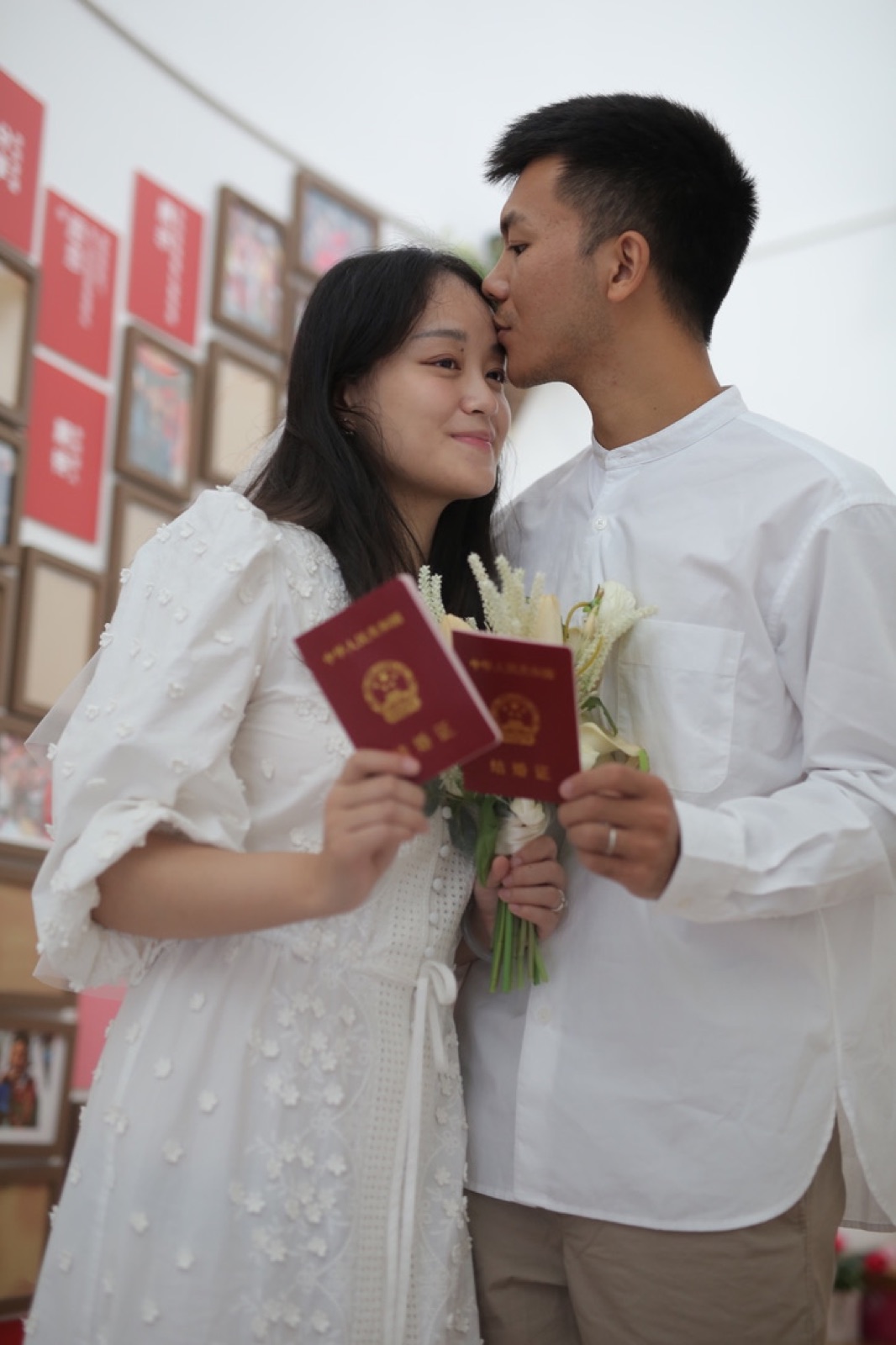 拿着结婚证相互依偎