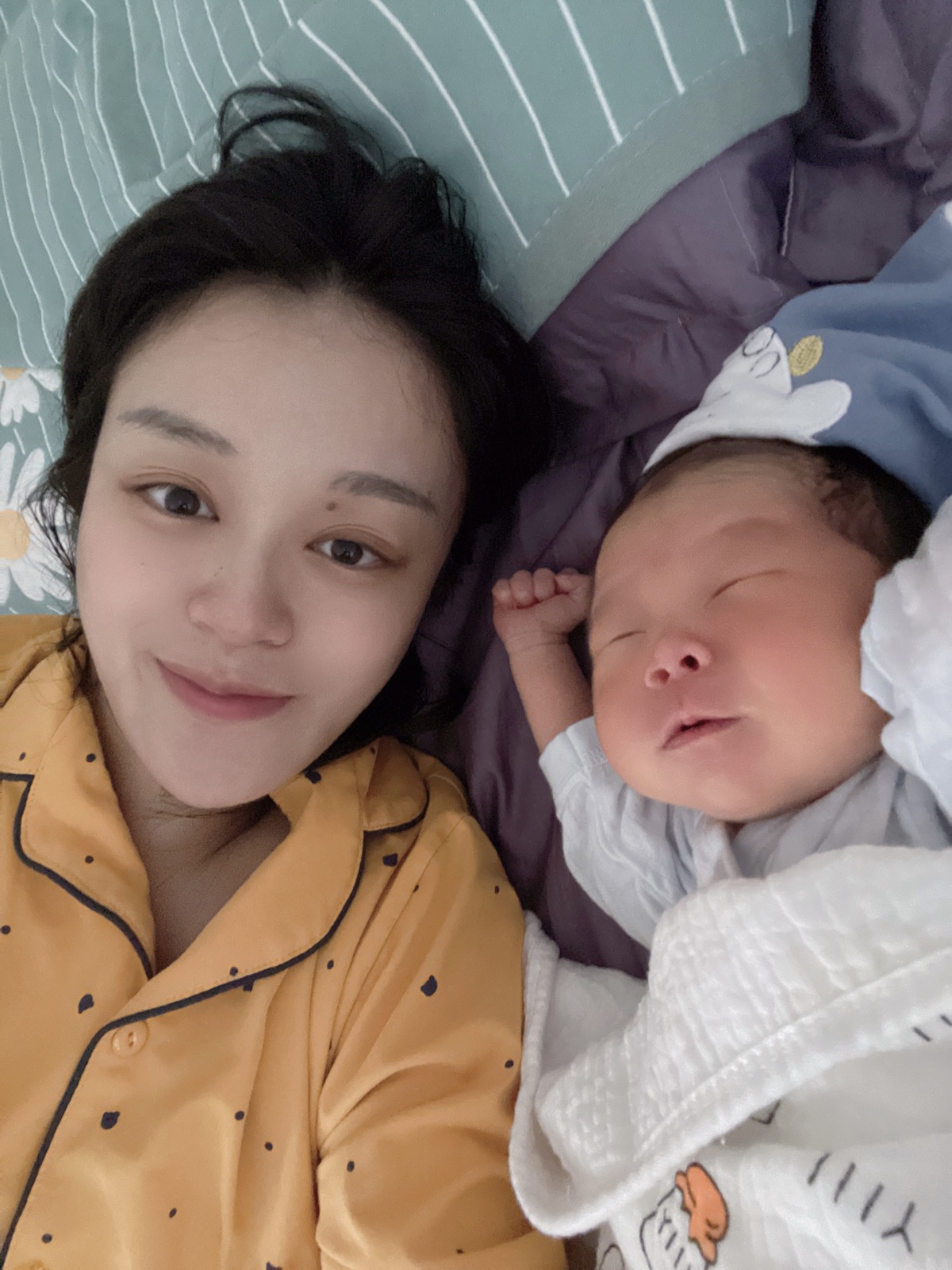 她与刚出生的儿子