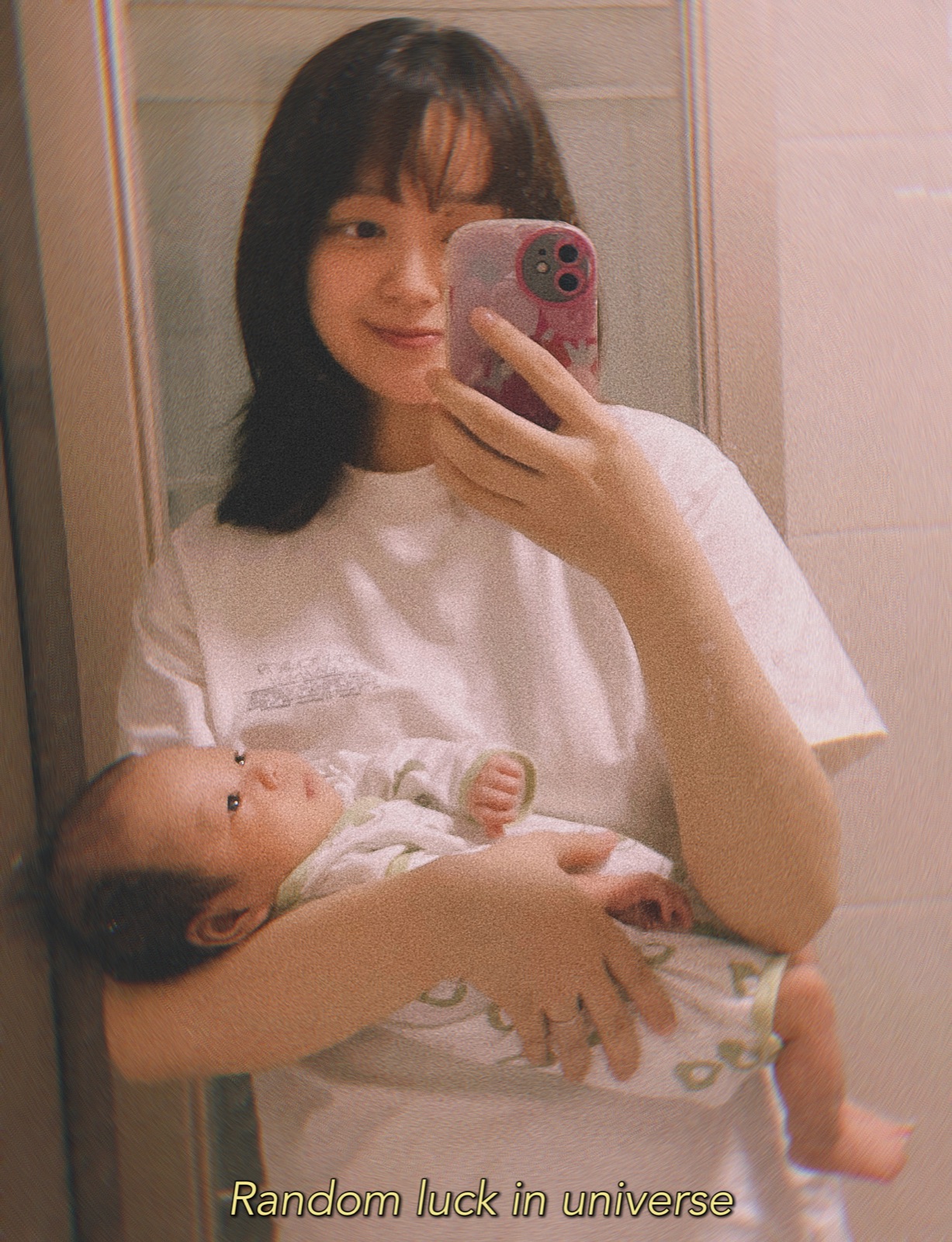 她抱着长大一些的儿子